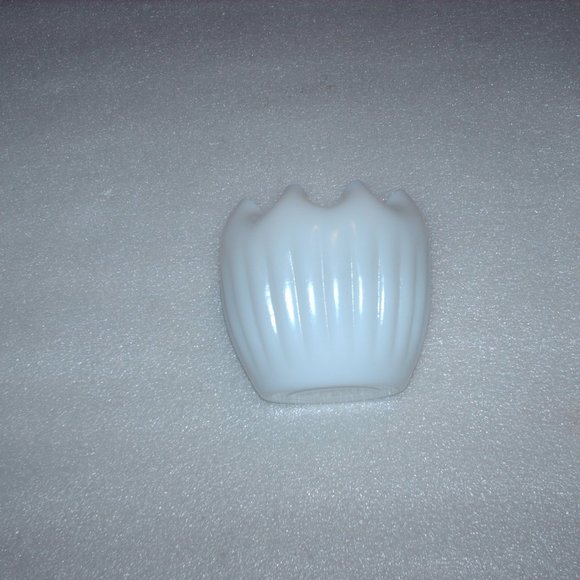 Vintage milk glass vase with fluted rim - Picture 8 of 9